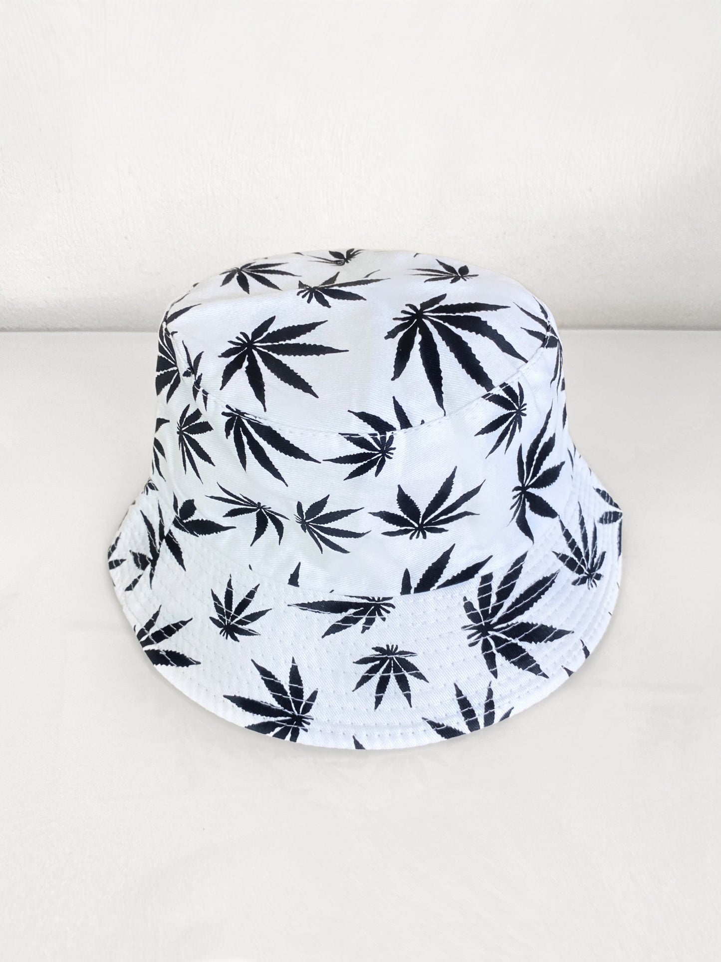 Anglerhut mit Hanfblättern