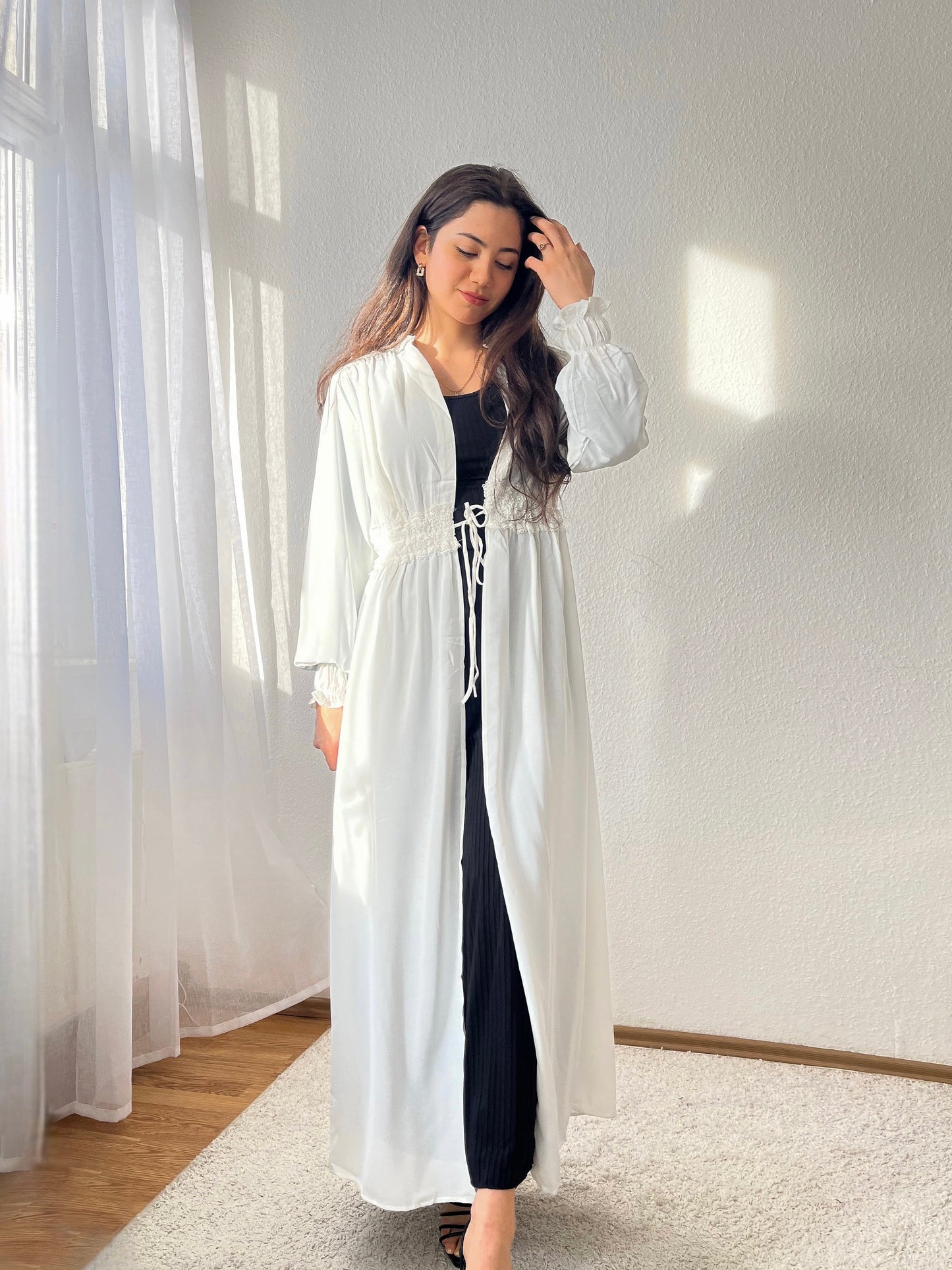 Langer taillierter Kimono mit Rüschen