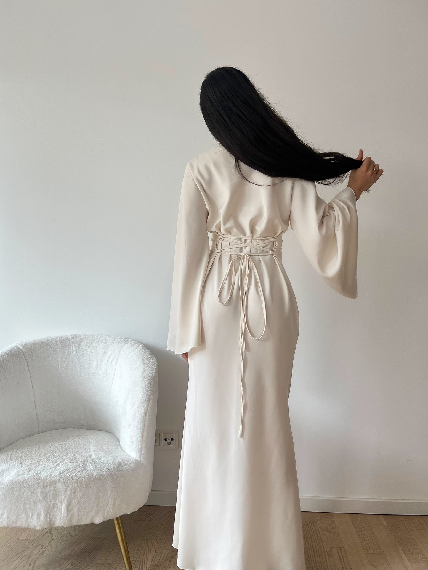 Elegantes Satinkleid mit Rückenschnürung