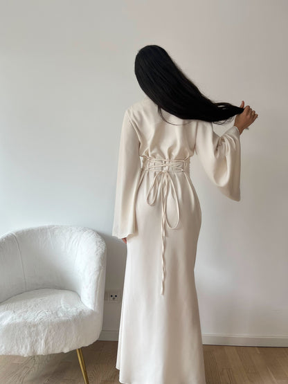 Elegantes Satinkleid mit Rückenschnürung