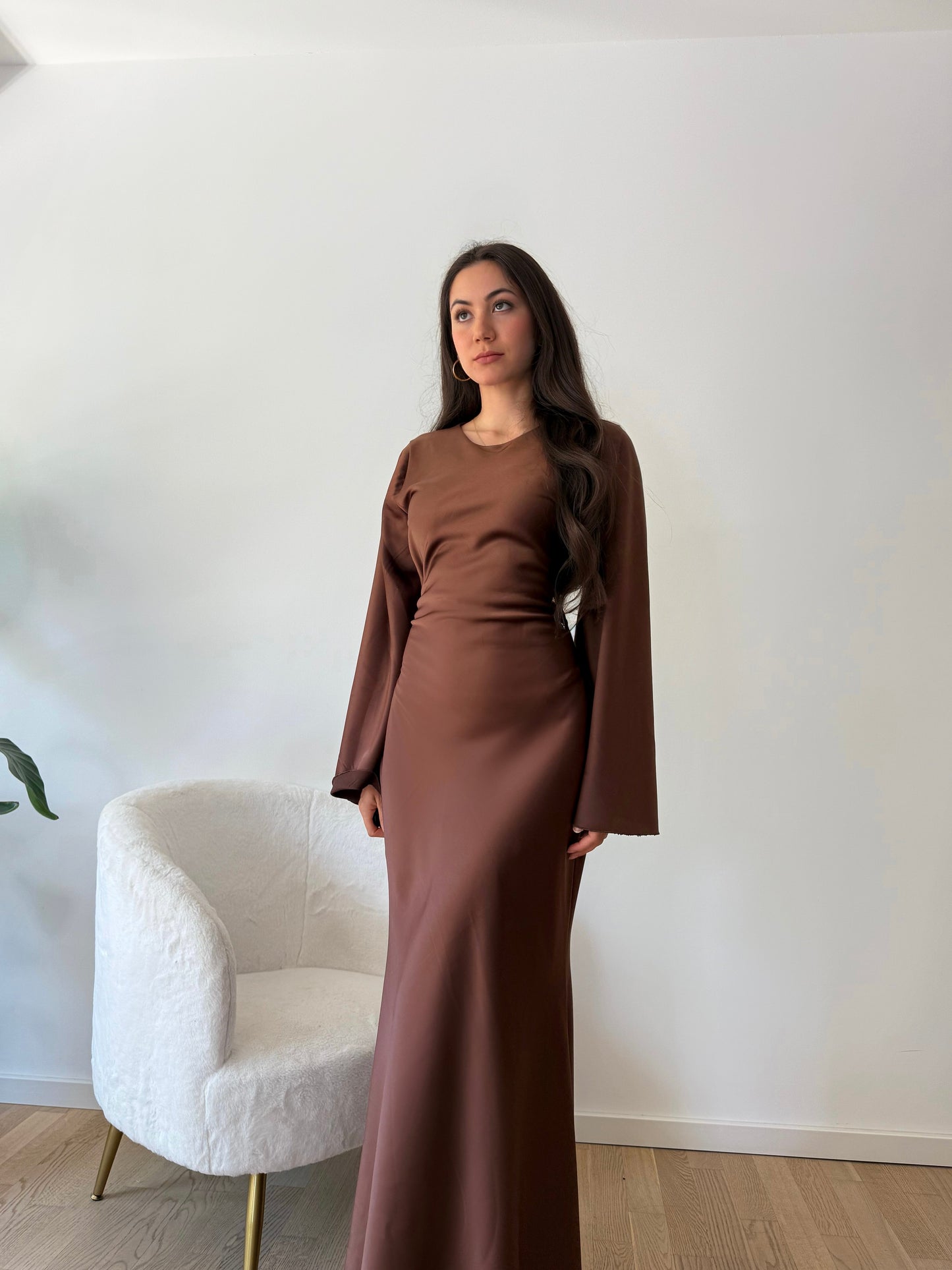 Elegantes Satinkleid mit Rückenschnürung
