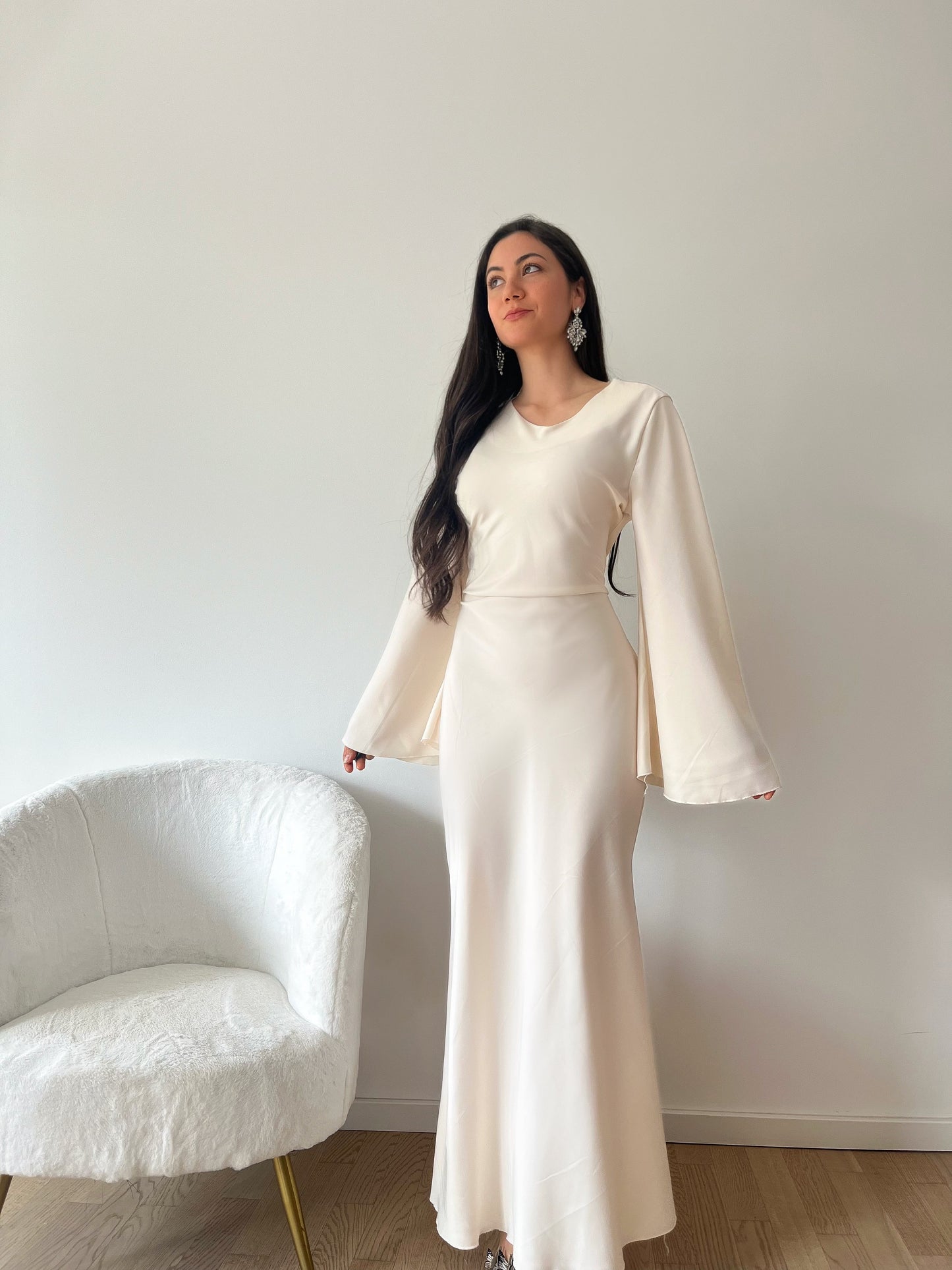 Elegantes Satinkleid mit Rückenschnürung