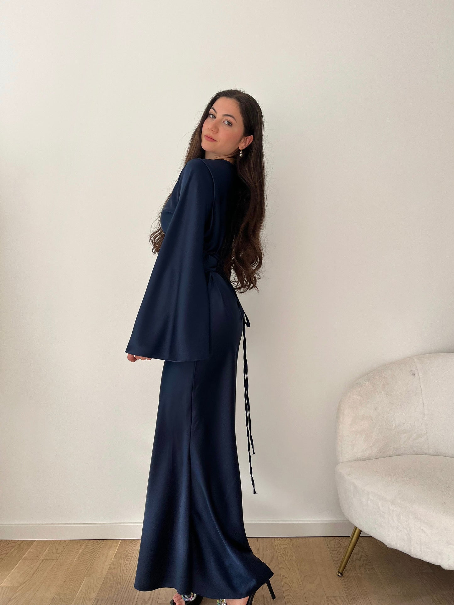 Elegantes Satinkleid mit Rückenschnürung