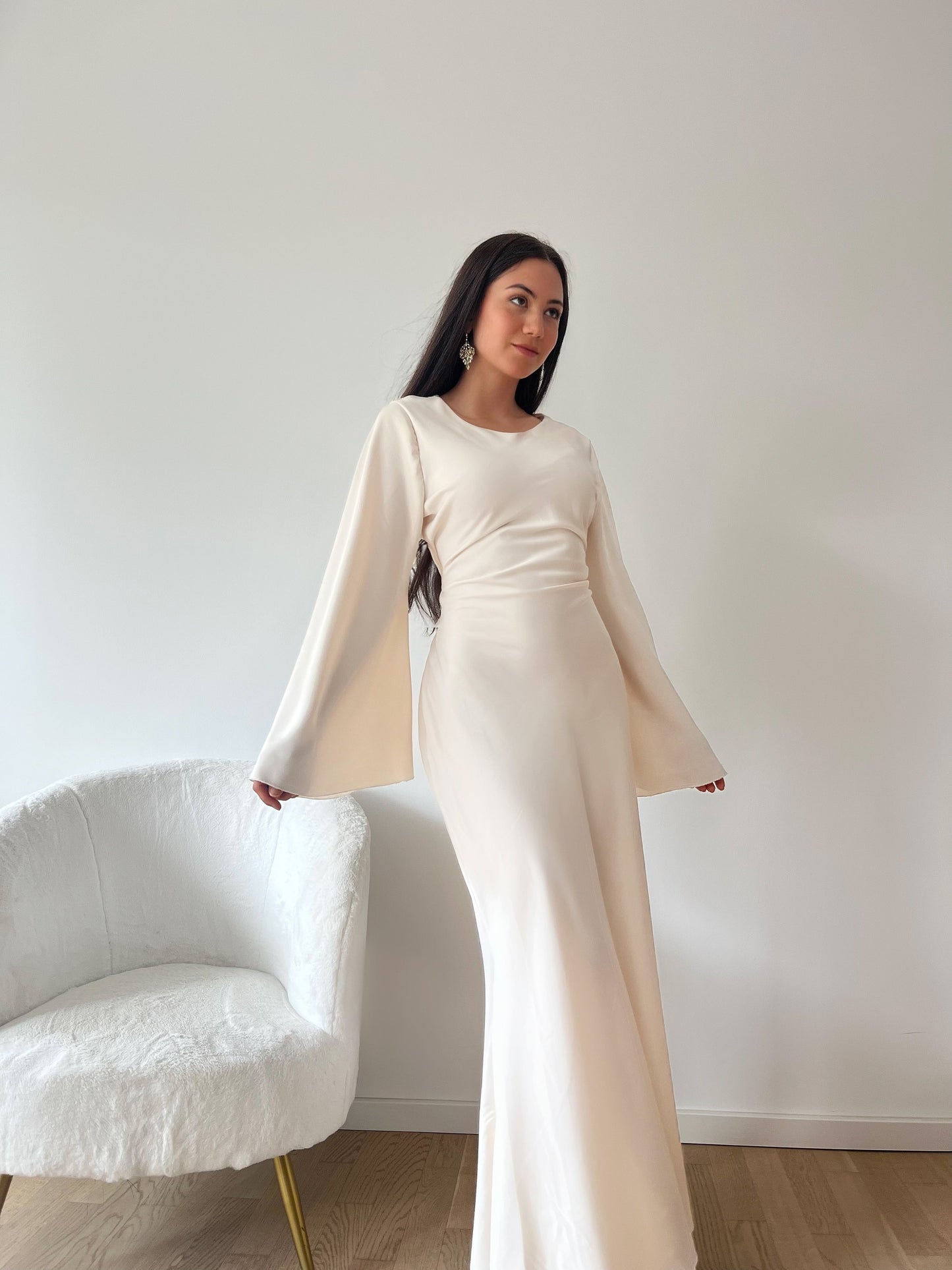 Elegantes Satinkleid mit Rückenschnürung