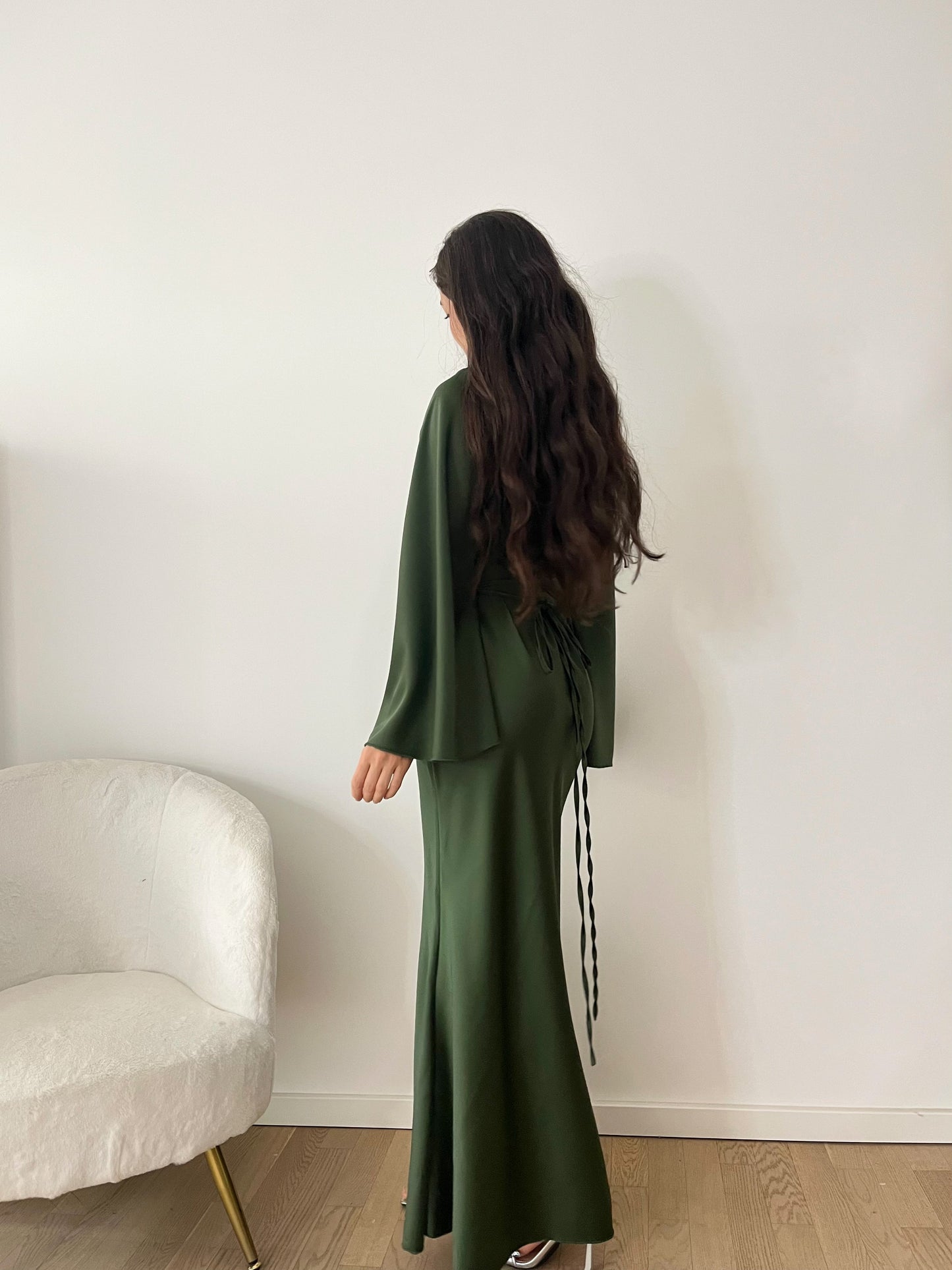 Elegantes Satinkleid mit Rückenschnürung