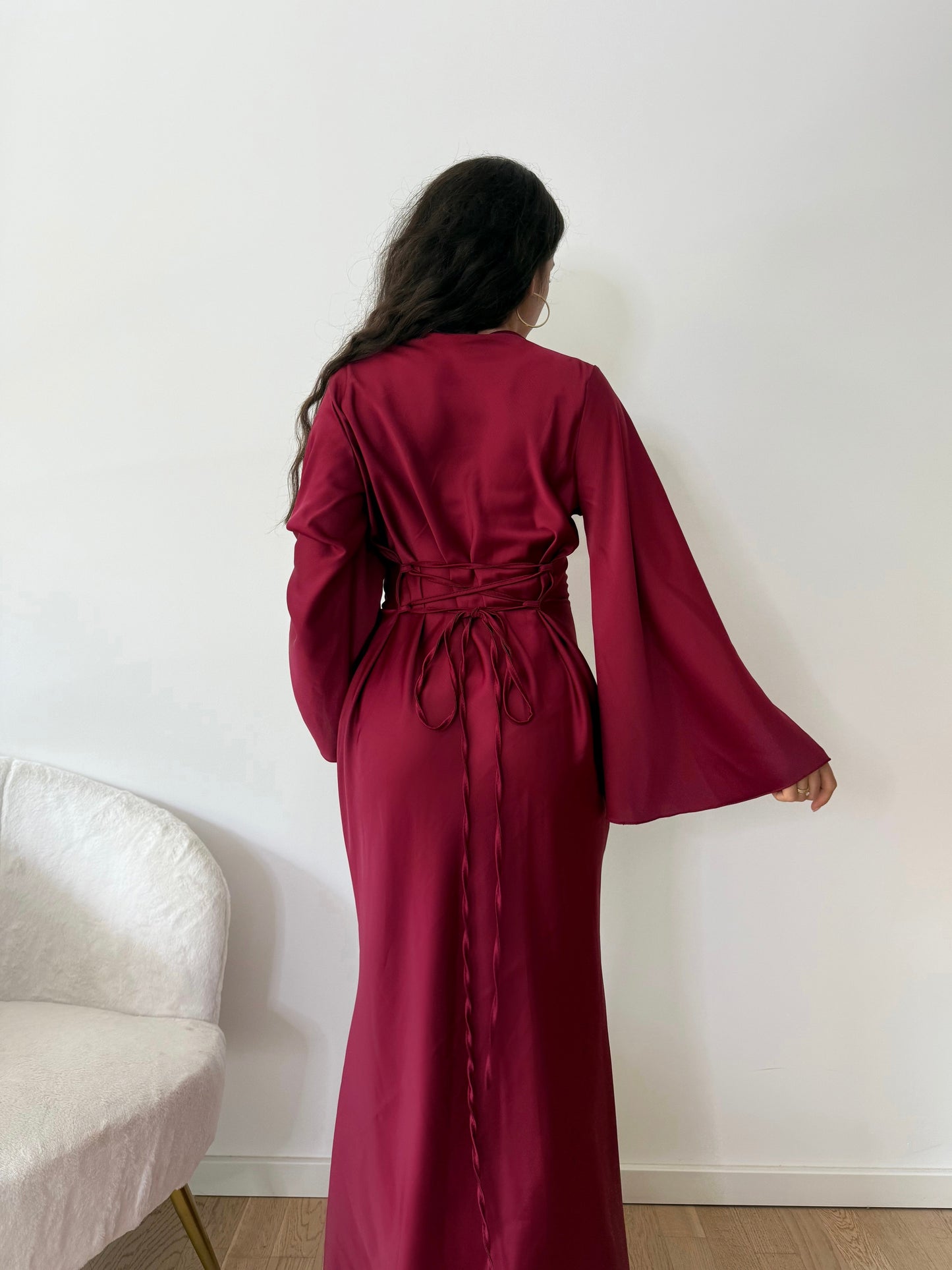 Elegantes Satinkleid mit Rückenschnürung