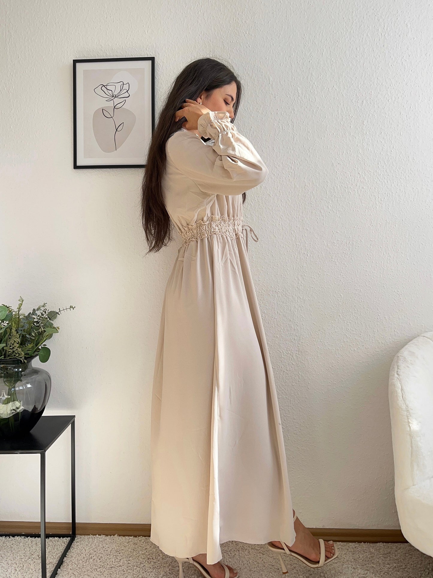 Langer taillierter Kimono mit Rüschen