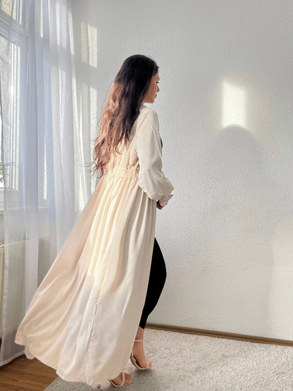 Langer taillierter Kimono mit Rüschen