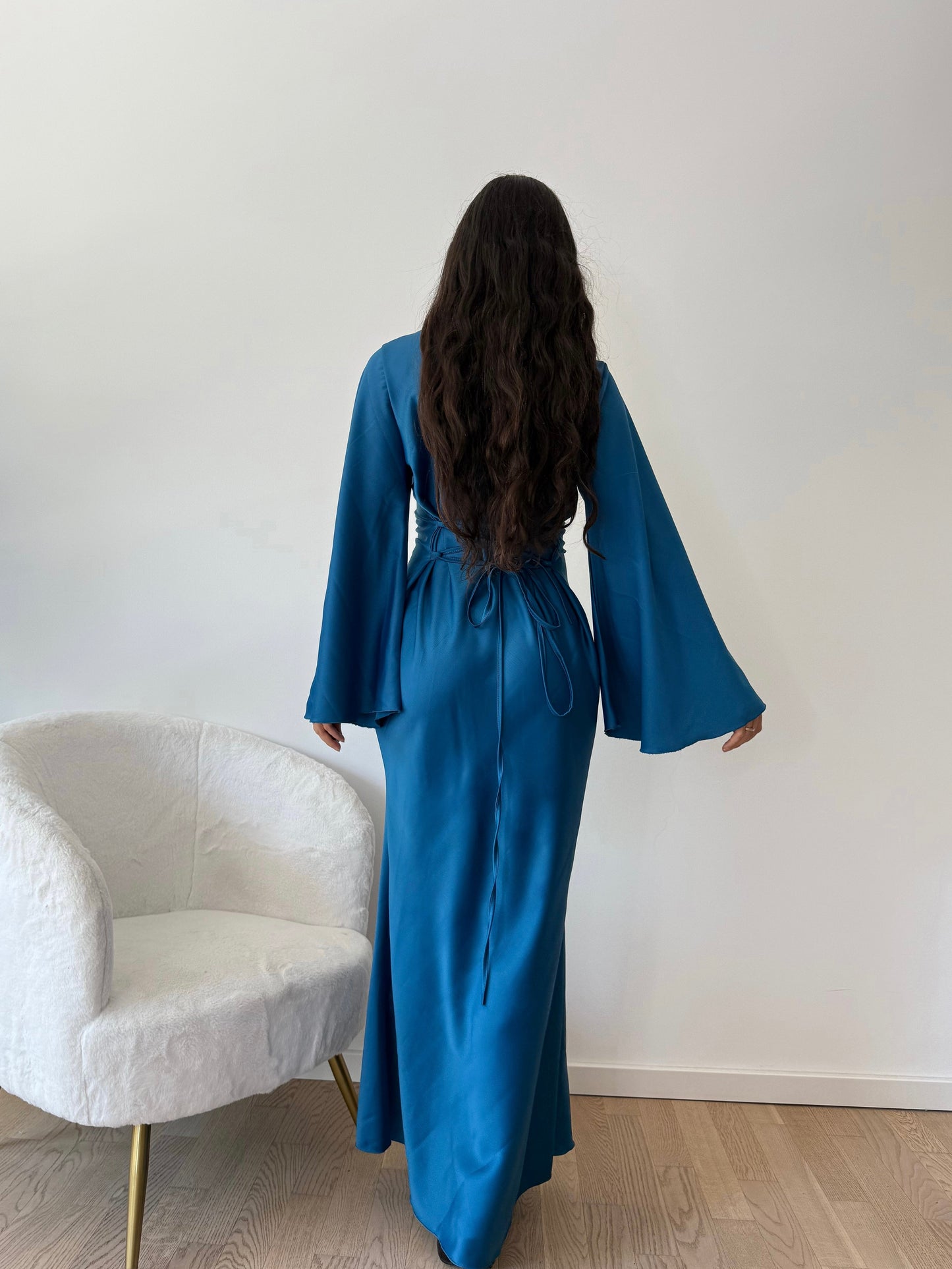 Elegantes Satinkleid mit Rückenschnürung