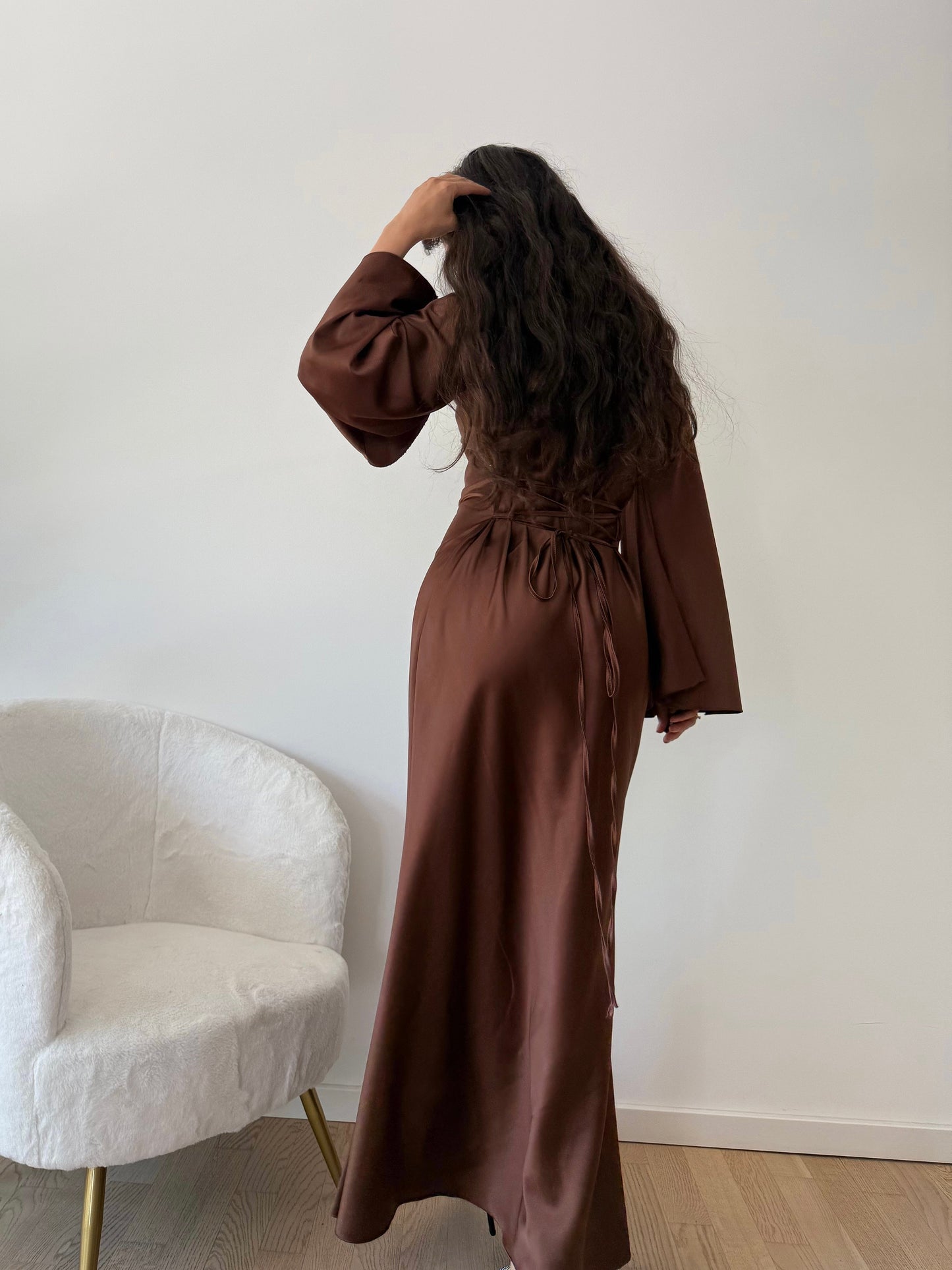 Elegantes Satinkleid mit Rückenschnürung
