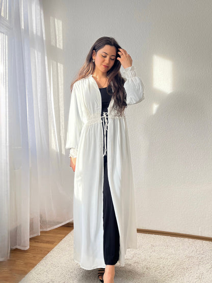 Langer taillierter Kimono mit Rüschen