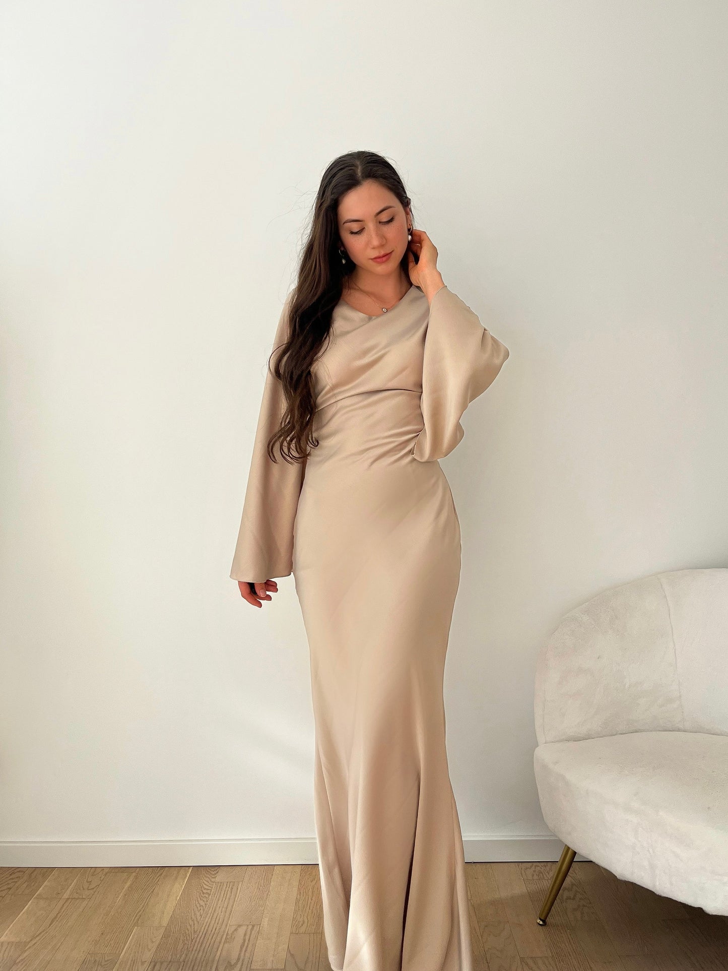 Elegantes Satinkleid mit Rückenschnürung