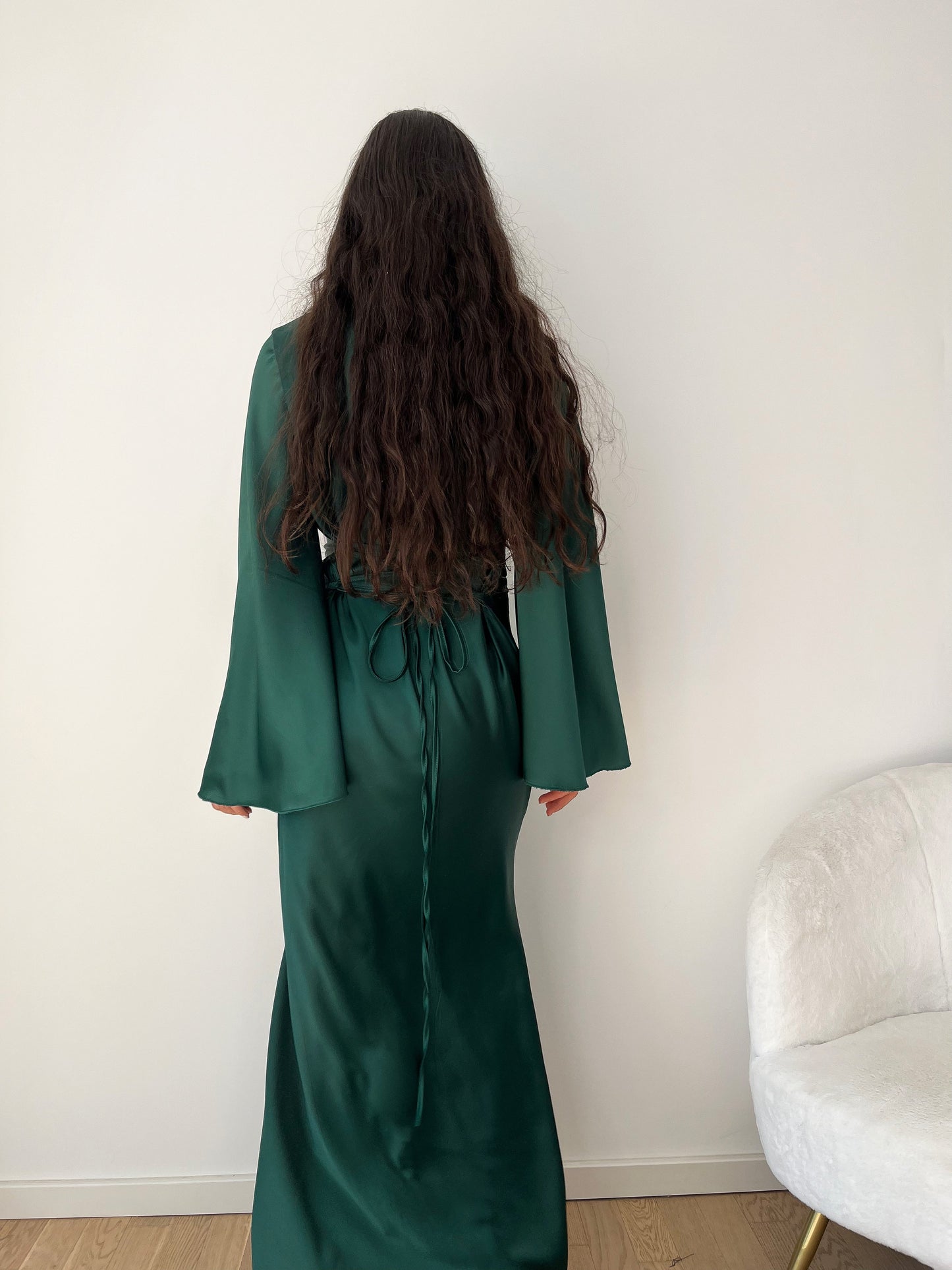 Elegantes Satinkleid mit Rückenschnürung