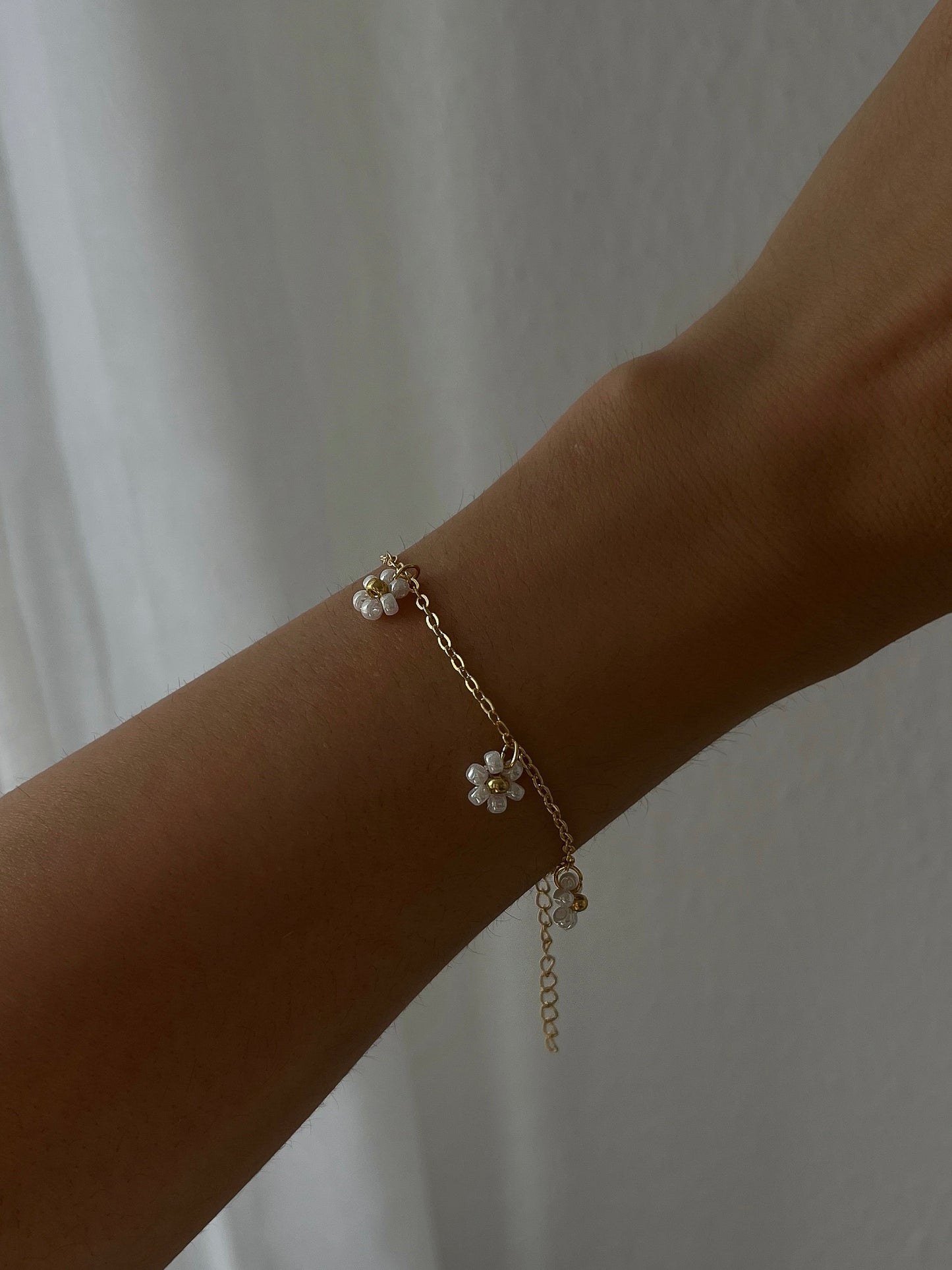 Blümchen-Armband aus Miyuki-Perlen