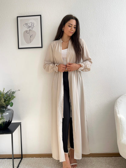 Langer taillierter Kimono mit Rüschen