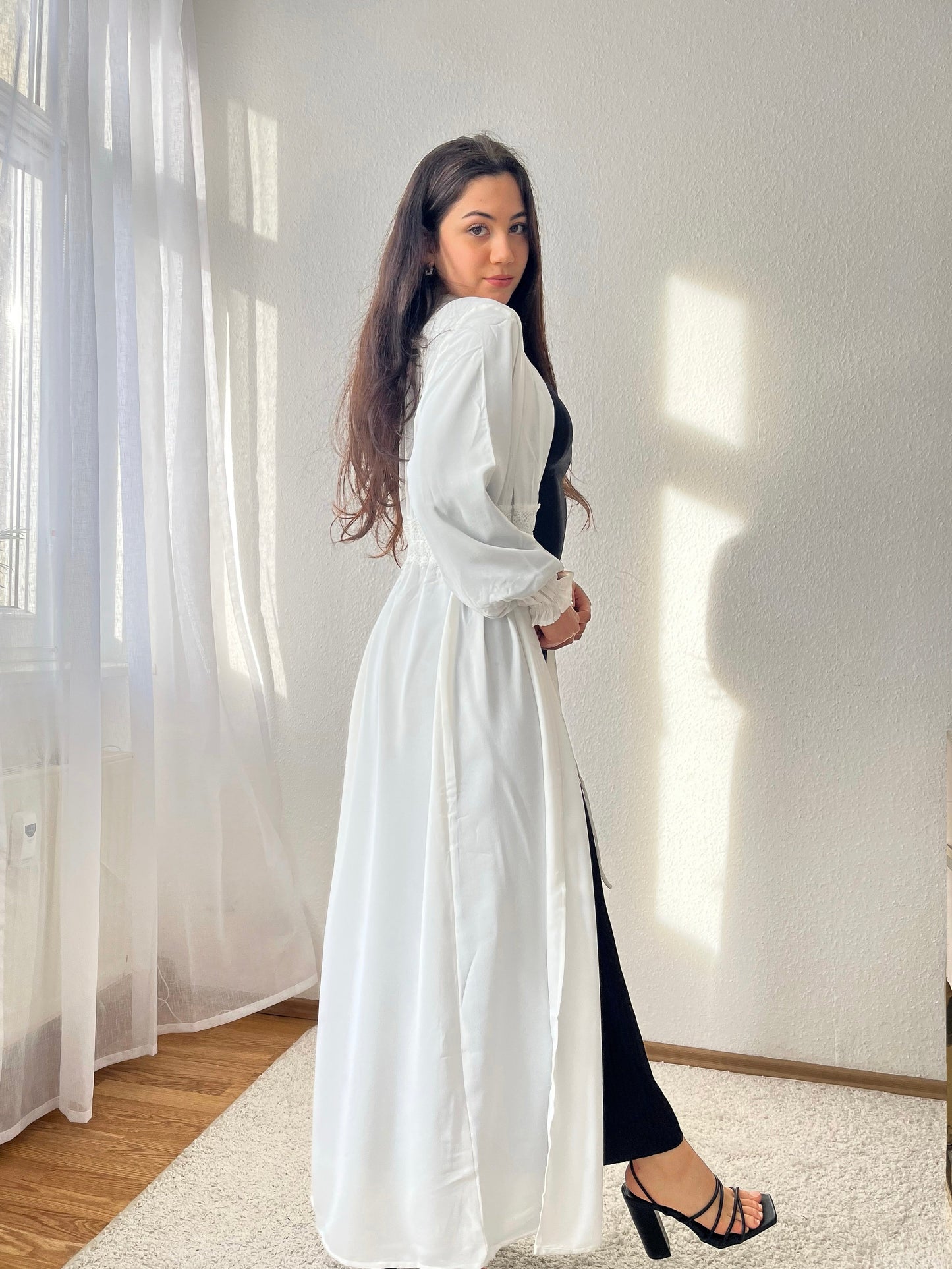 Langer taillierter Kimono mit Rüschen
