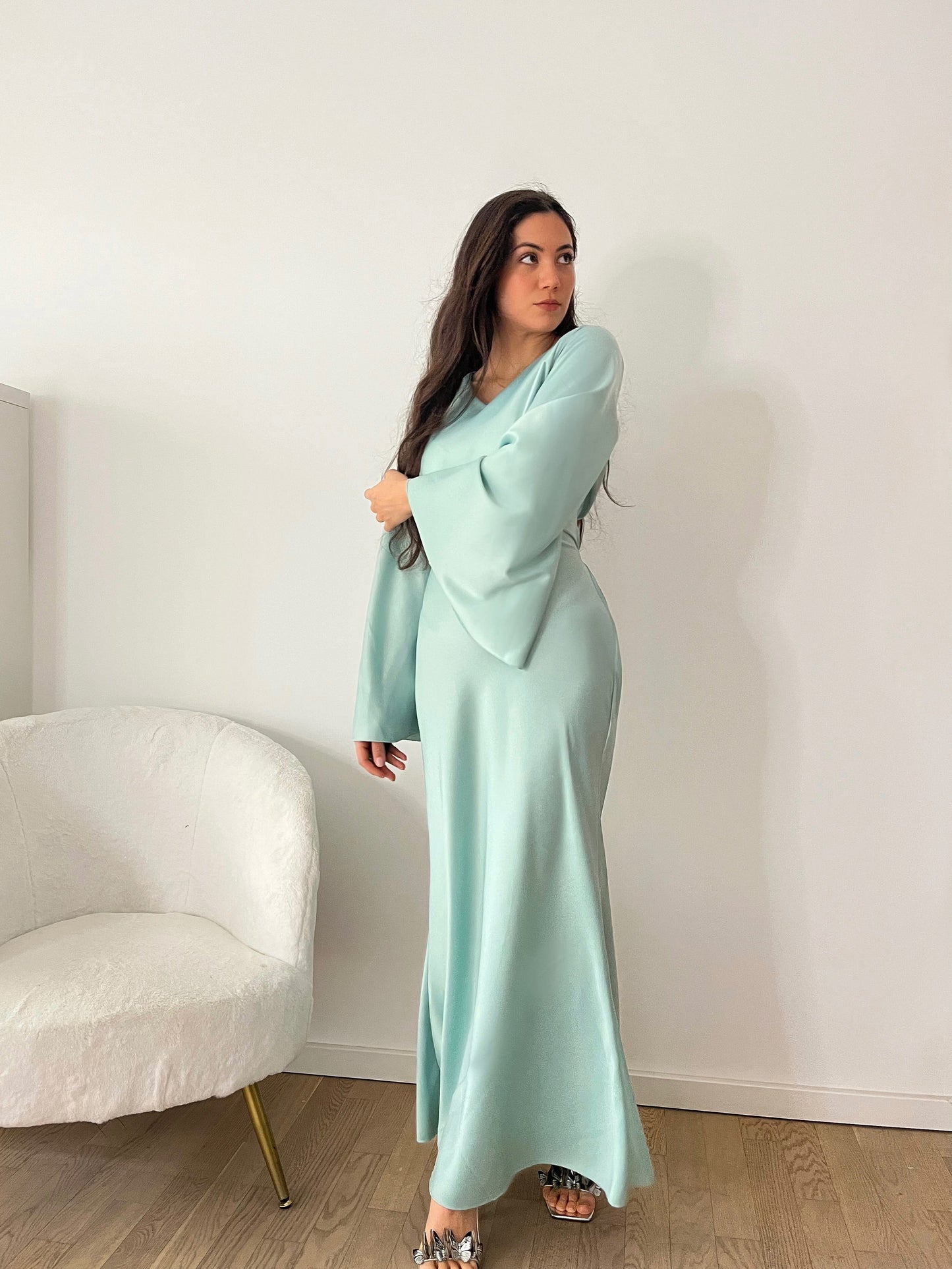 Elegantes Satinkleid mit Rückenschnürung