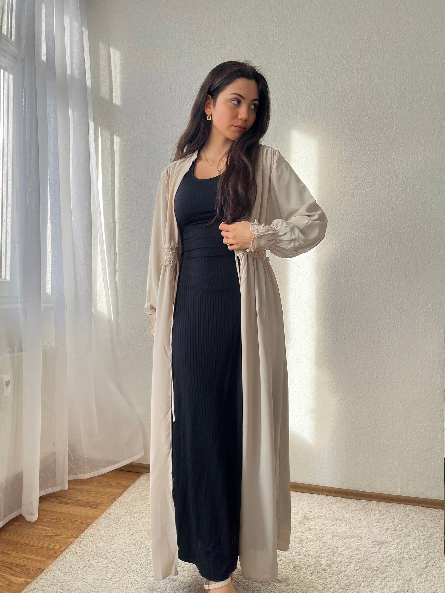 Langer taillierter Kimono mit Rüschen