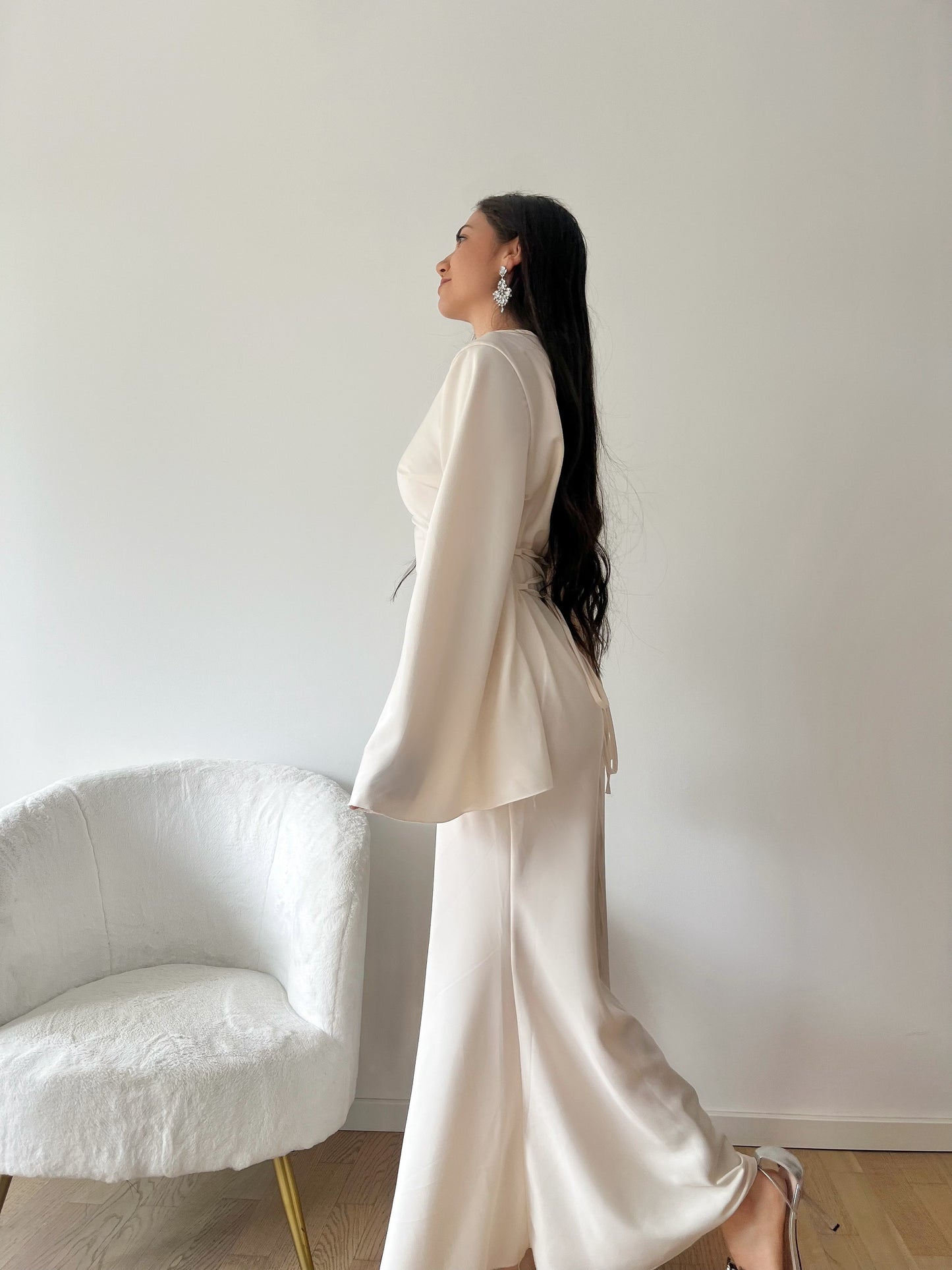 Elegantes Satinkleid mit Rückenschnürung