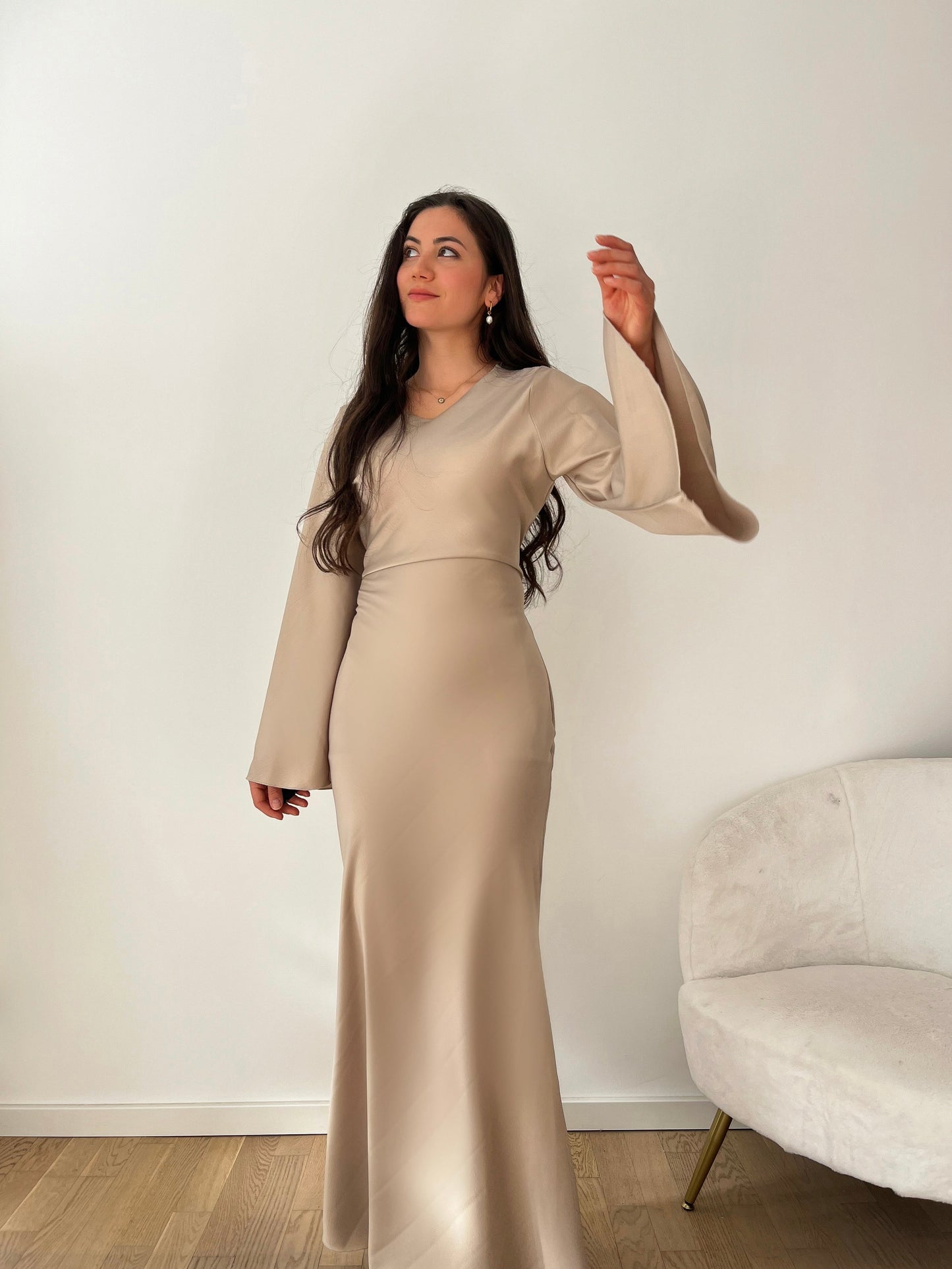 Elegantes Satinkleid mit Rückenschnürung