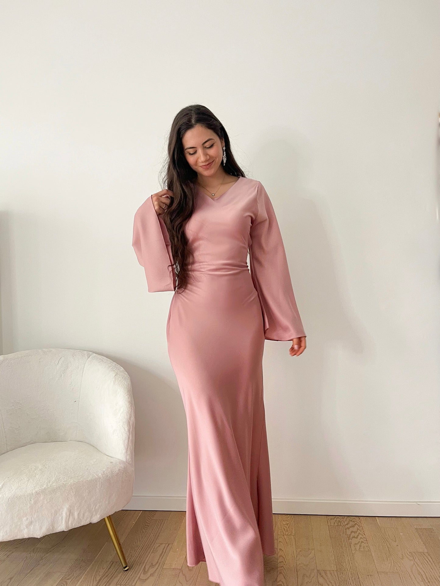 Elegantes Satinkleid mit Rückenschnürung