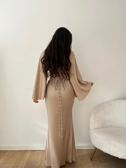Elegantes Satinkleid mit Rückenschnürung