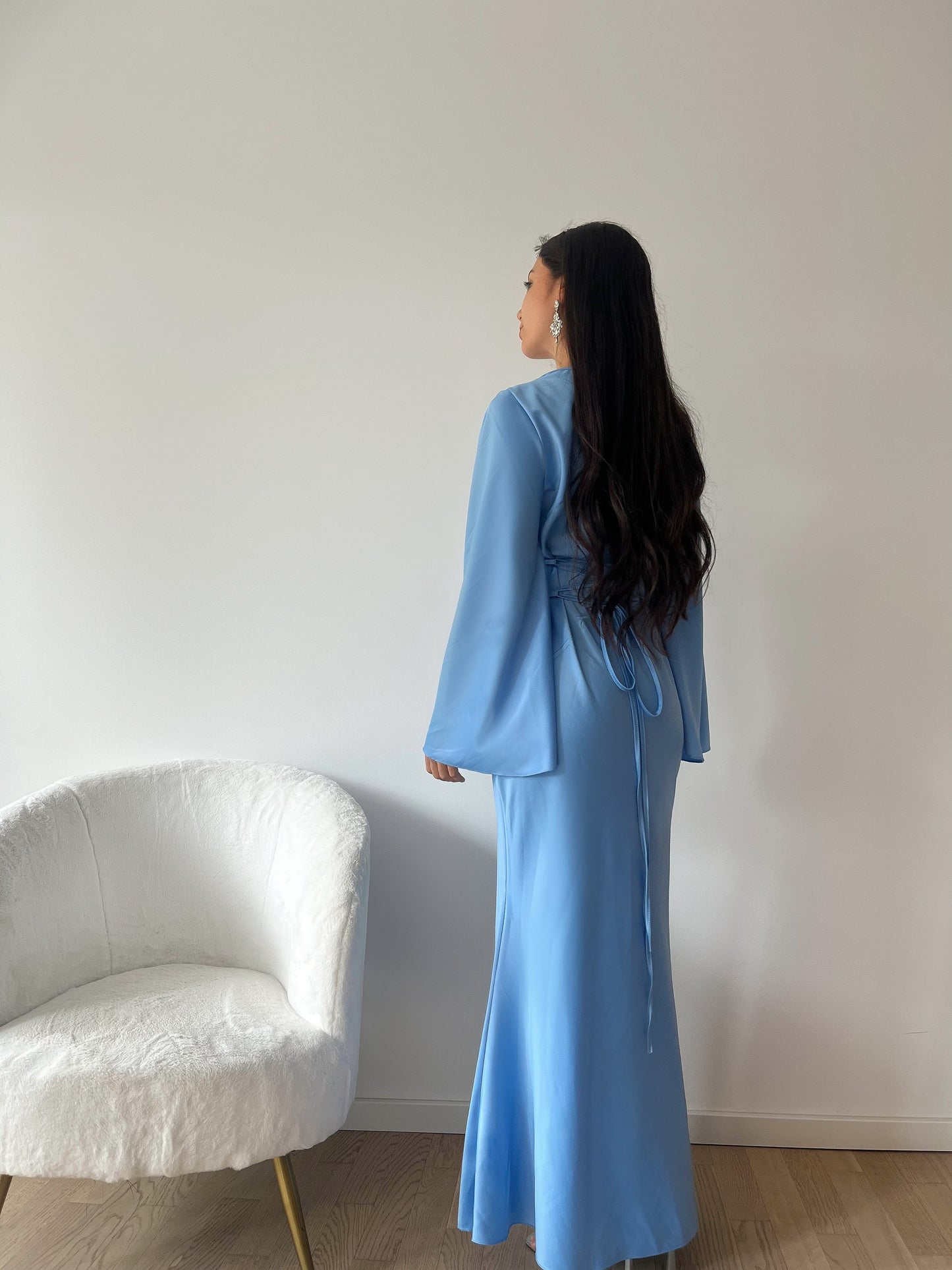 Elegantes Satinkleid mit Rückenschnürung