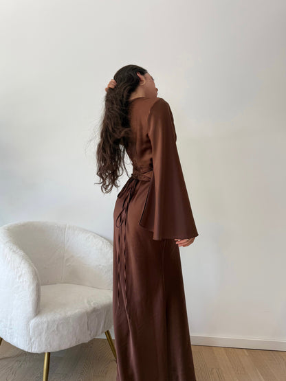 Elegantes Satinkleid mit Rückenschnürung